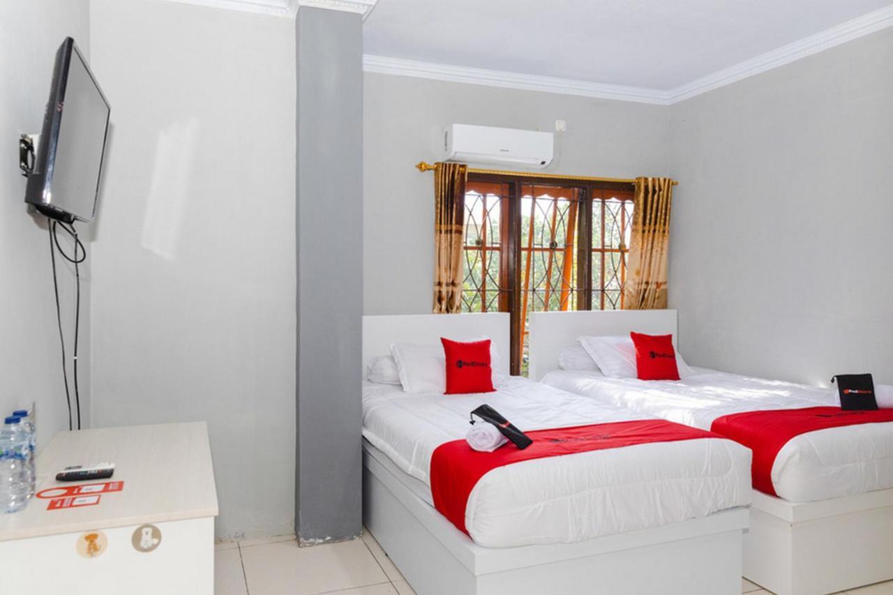 Wisma tamu Reddoorz Near Transmart Kairagi Dua 3*