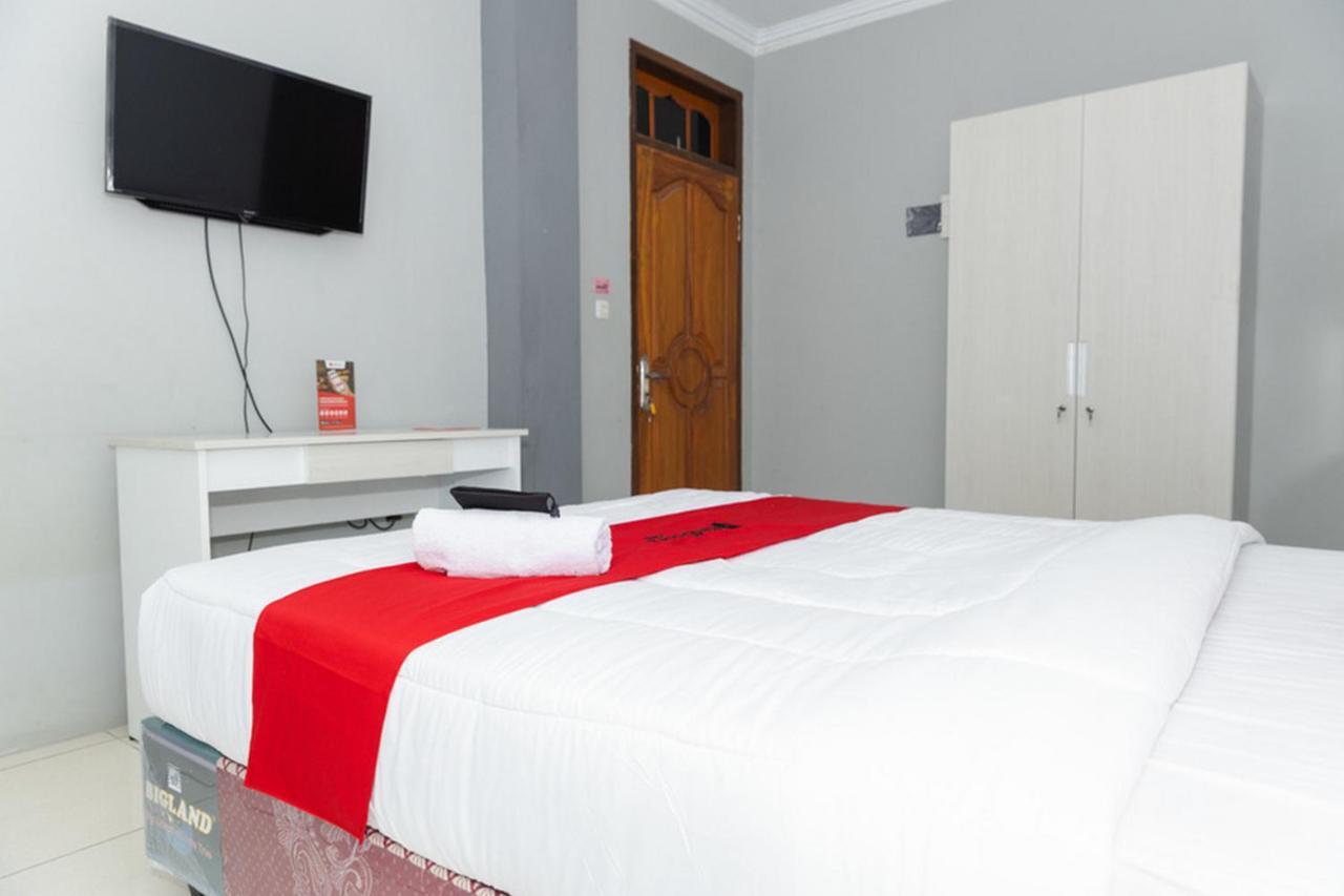 Wisma tamu Reddoorz Near Transmart Kairagi Dua 3*